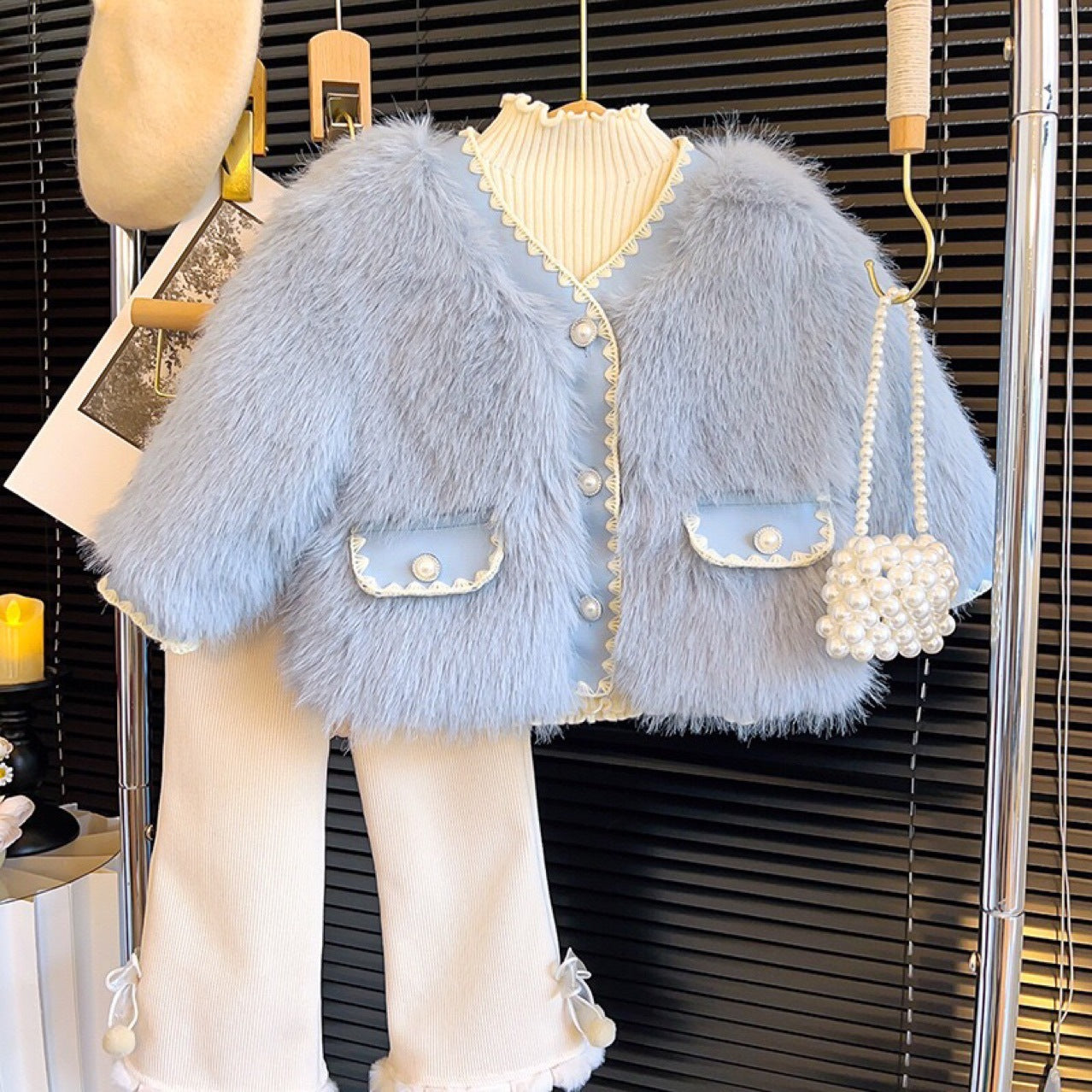 Abrigo de piel y perlas para niña