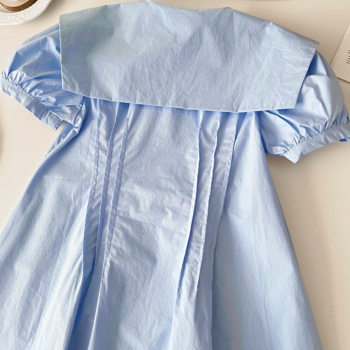 Vestido Infantil Azul con Cuello de Flores