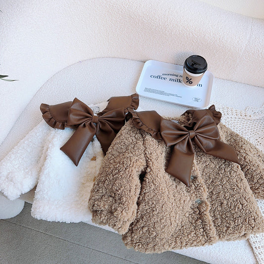 Abrigo de peluche con lazo para niña