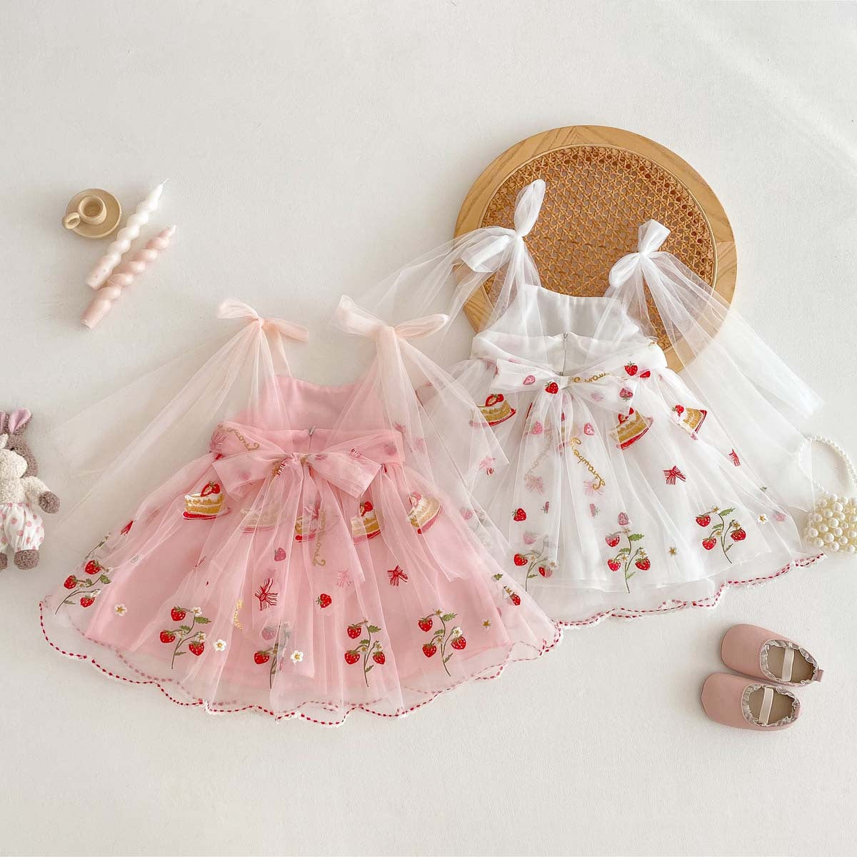 Pastel de vestidos infantiles y fresas