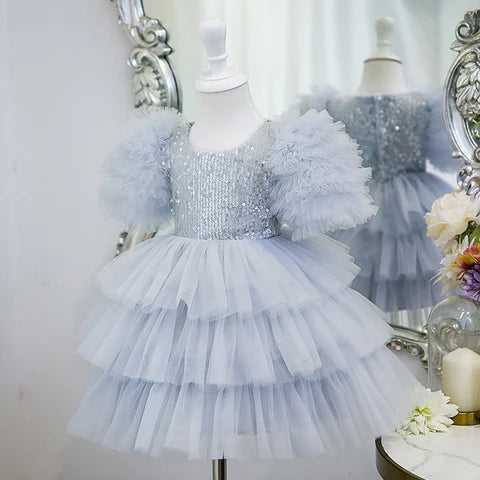 Vestido de fiesta infantil brillante e hinchado