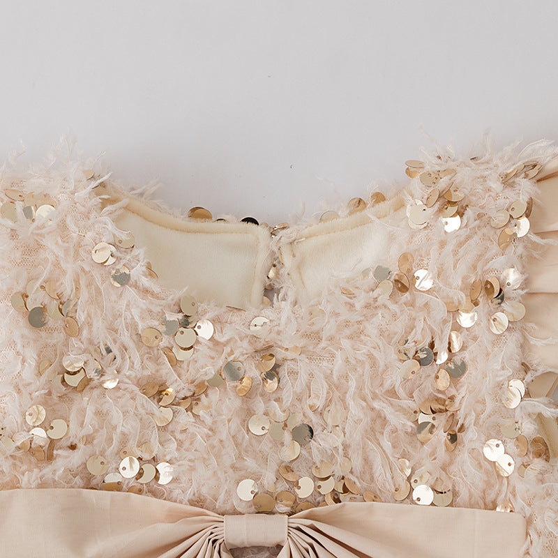 Vestido infantil con lazo brillante.