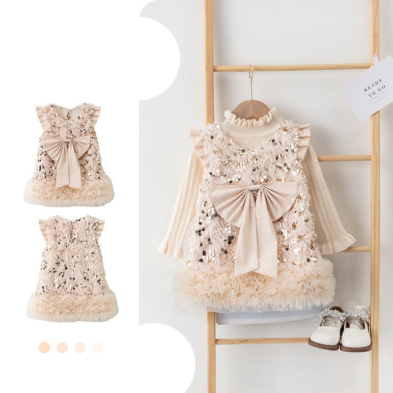 Vestido infantil con lazo brillante.