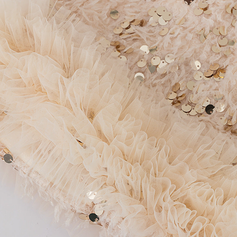 Vestido infantil con lazo brillante.