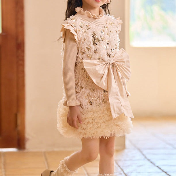 Vestido infantil con lazo brillante.