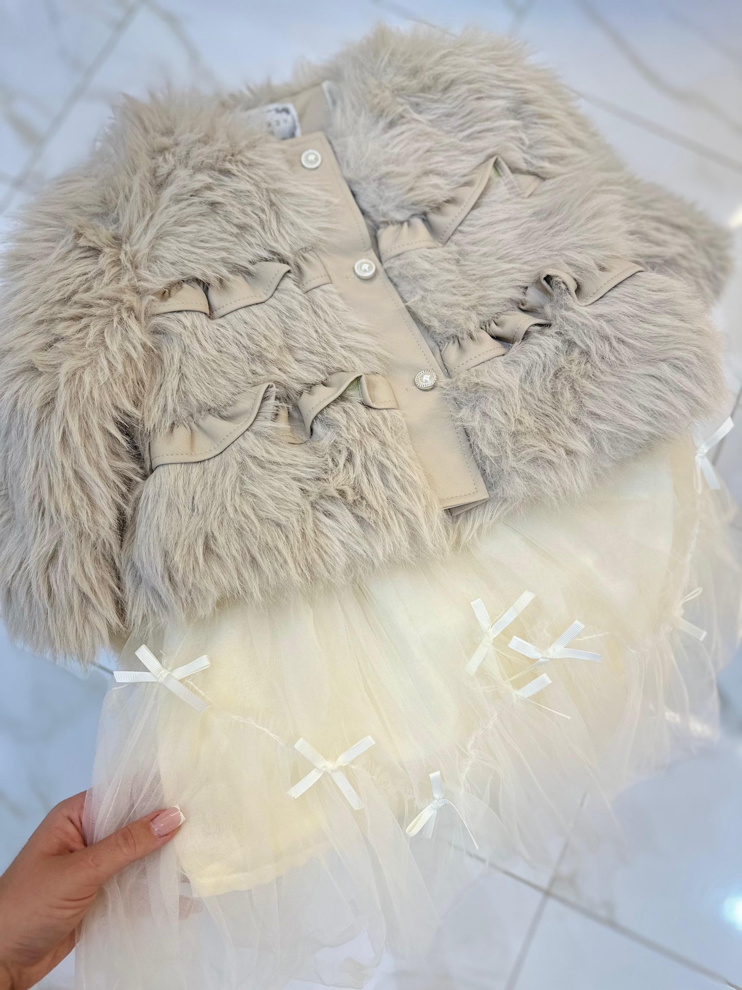 Conjunto para Niña con Abrigo de Peluche y Falda de Tul con Lazo