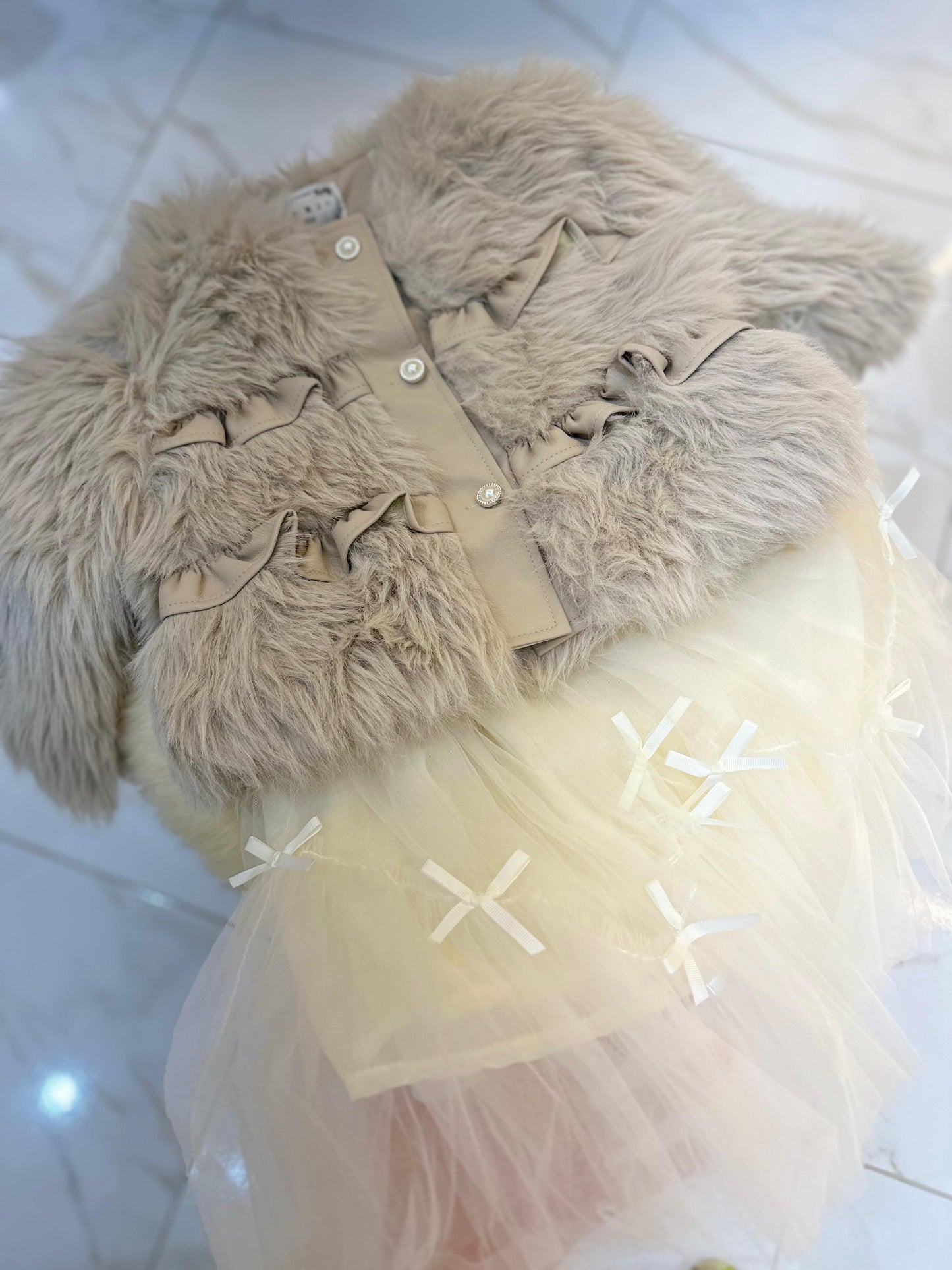 Conjunto para Niña con Abrigo de Peluche y Falda de Tul con Lazo