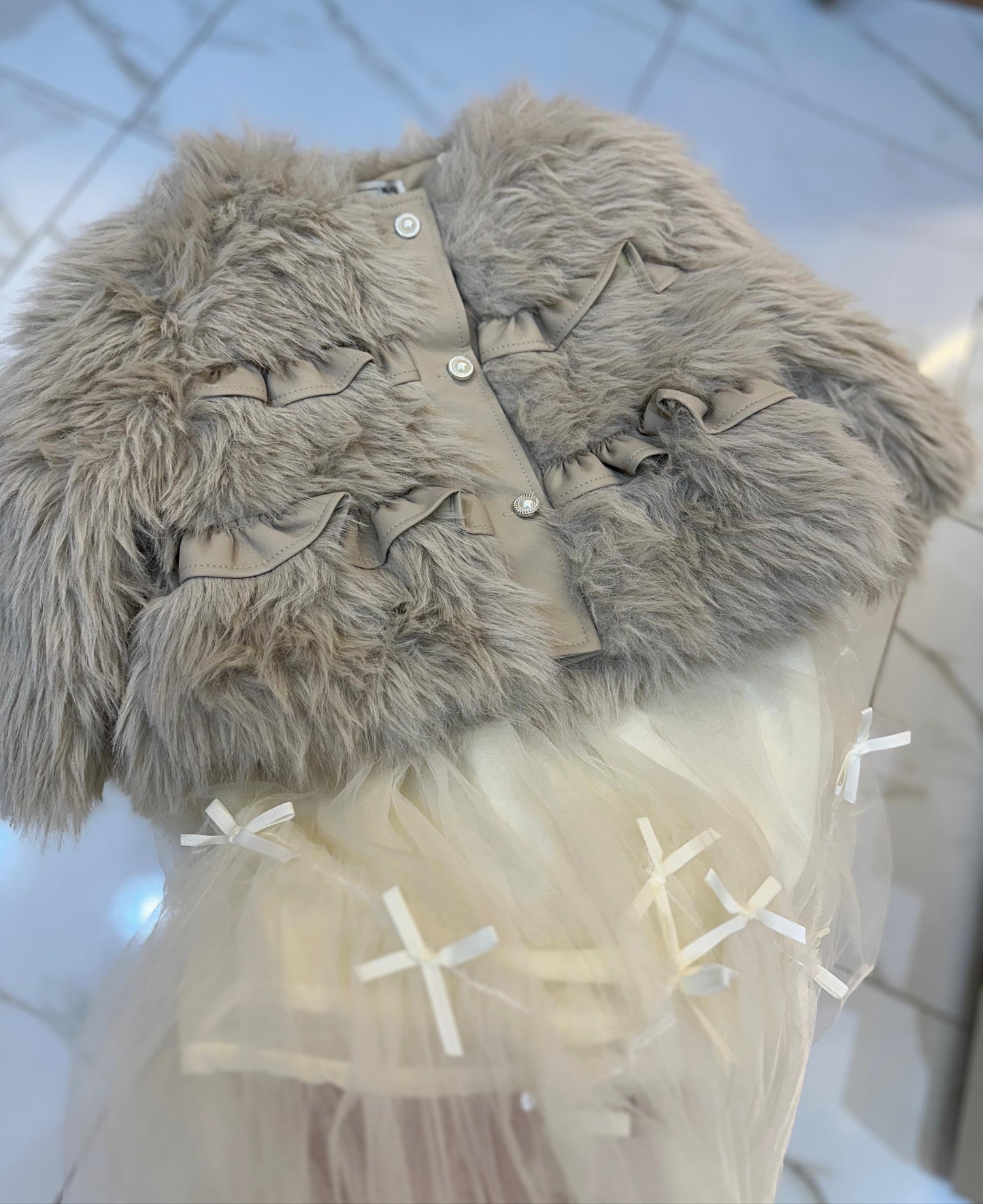 Conjunto para Niña con Abrigo de Peluche y Falda de Tul con Lazo