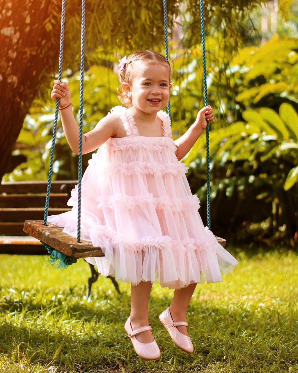 Vestido infantil de tul a capas