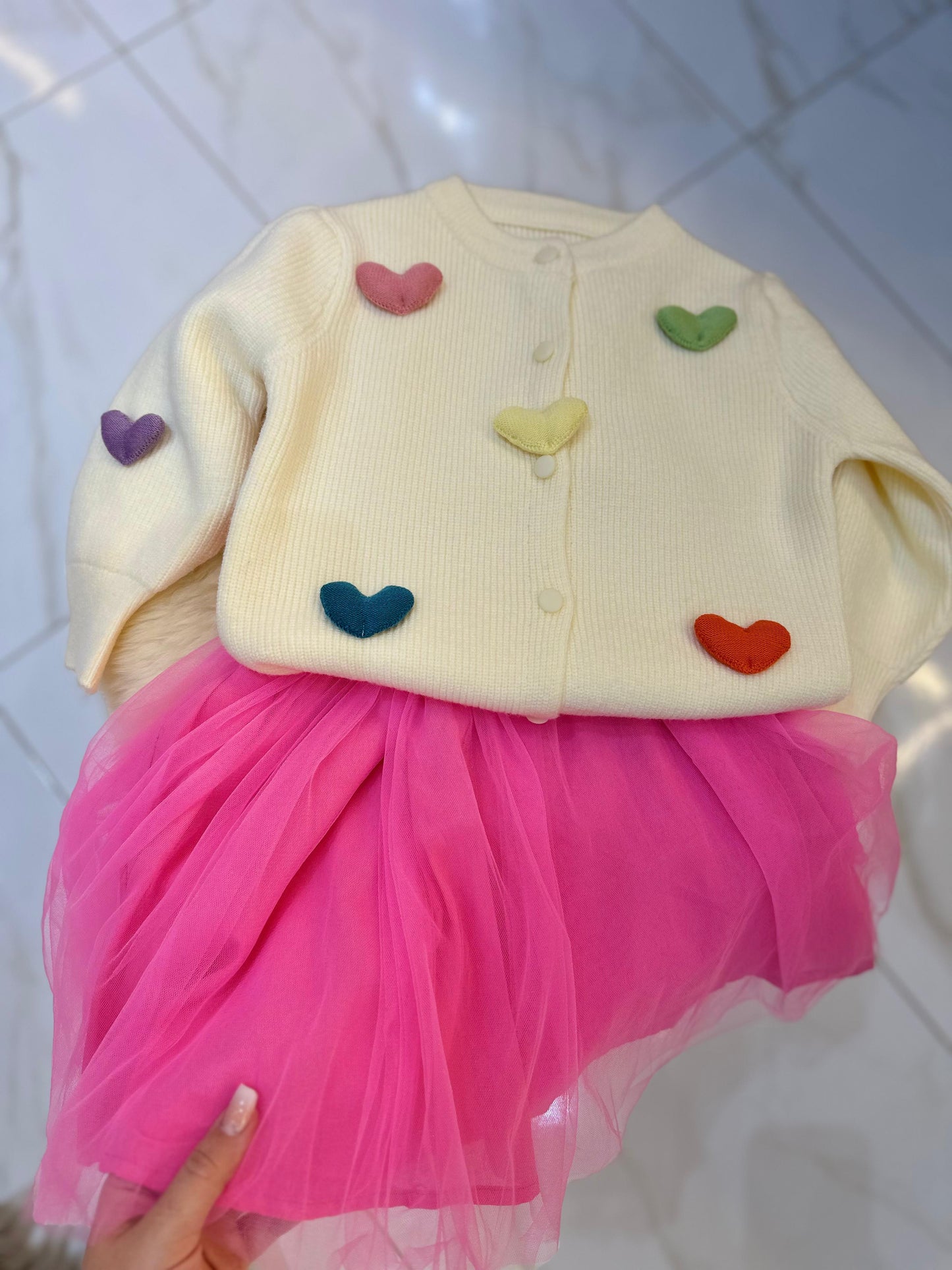 Cárdigan de corazones + vestido de tul floral