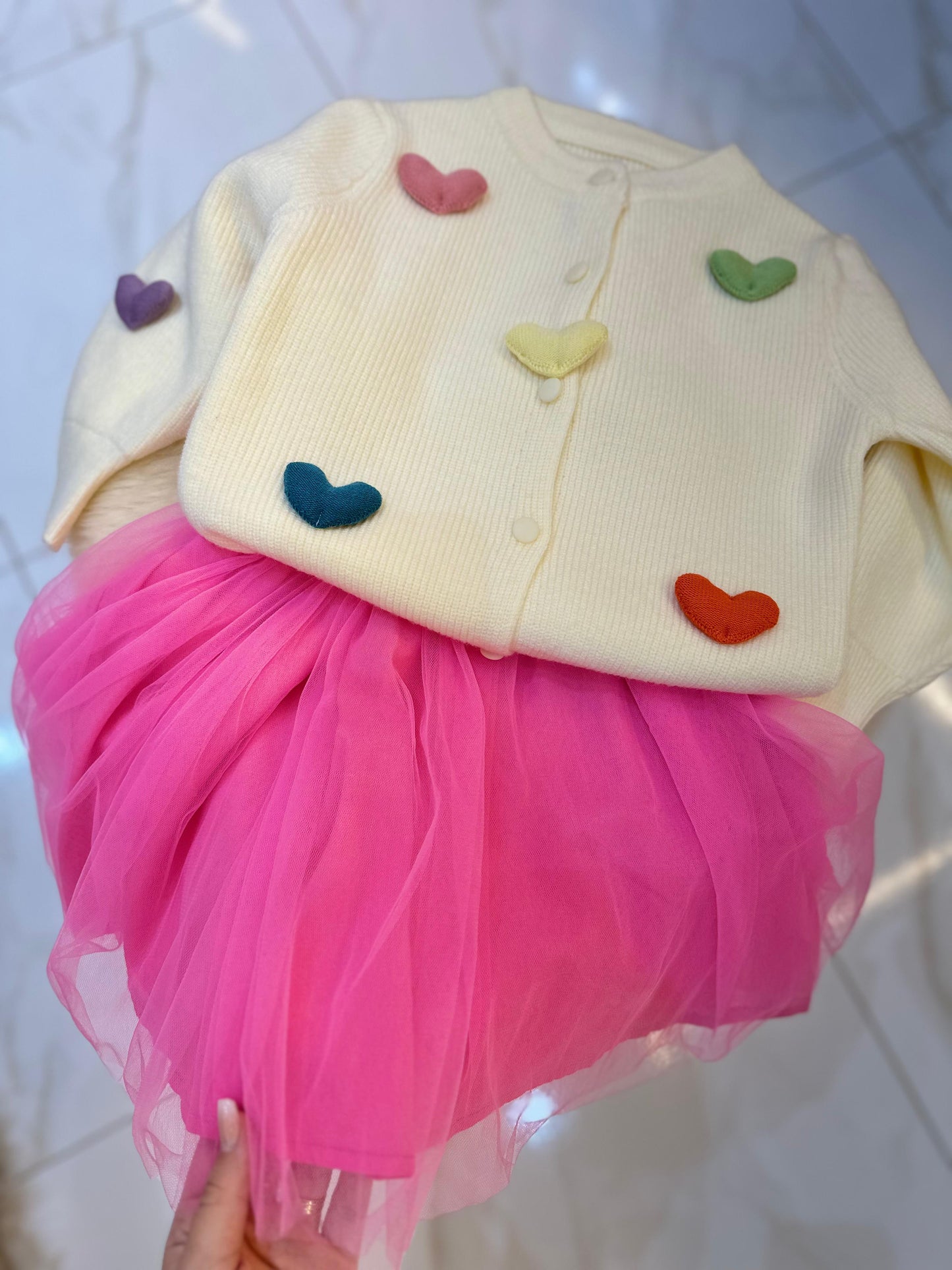 Cárdigan de corazones + vestido de tul floral