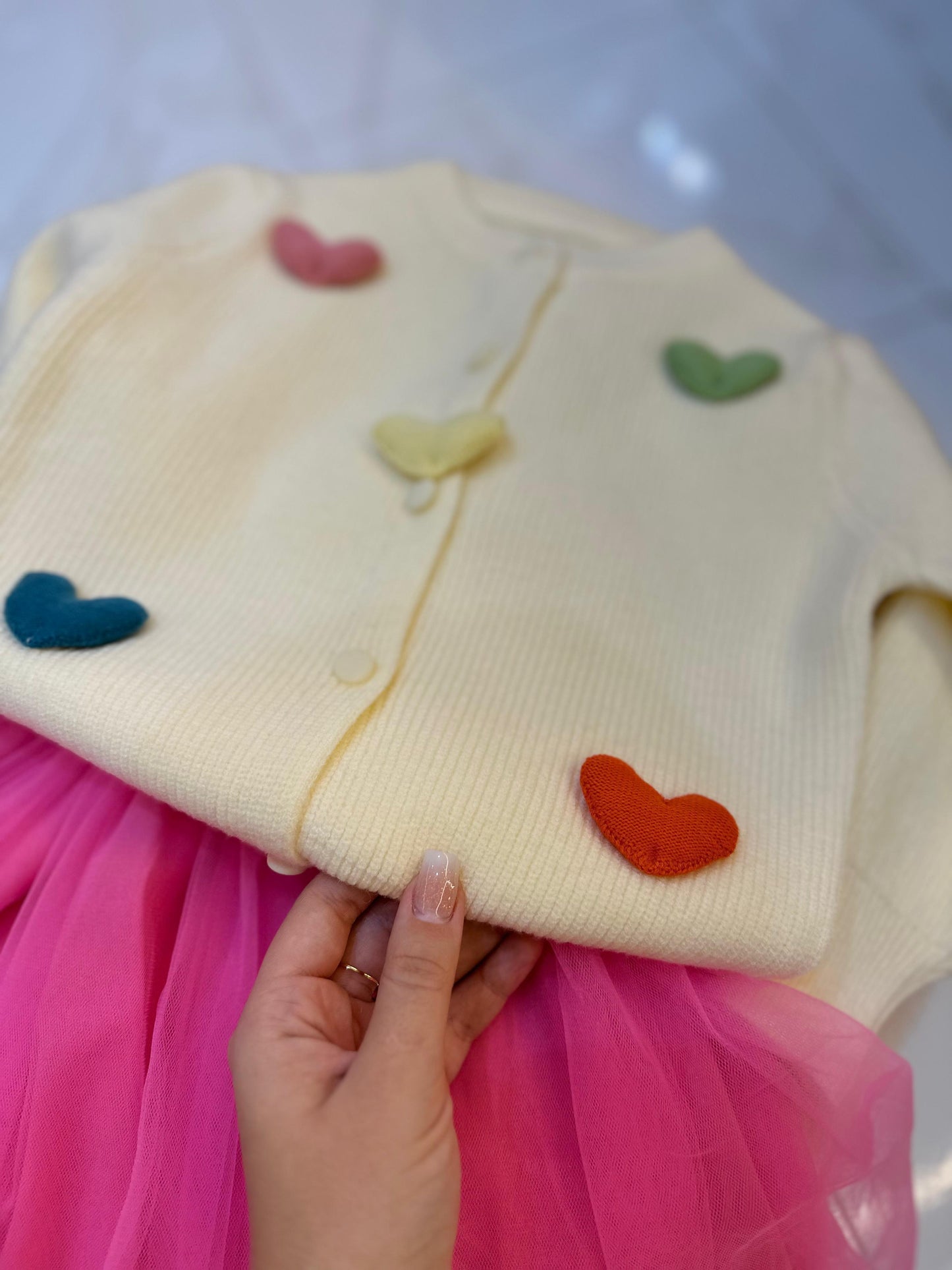 Cárdigan de corazones + vestido de tul floral
