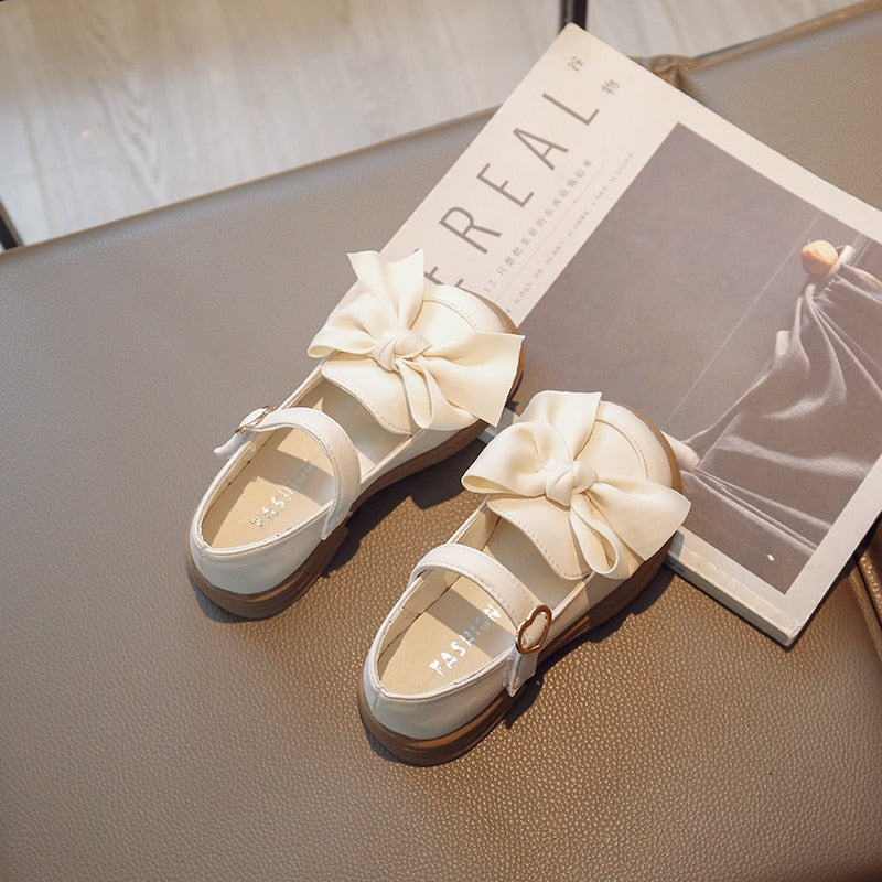 Zapatos con pajarita y cierre de corazón