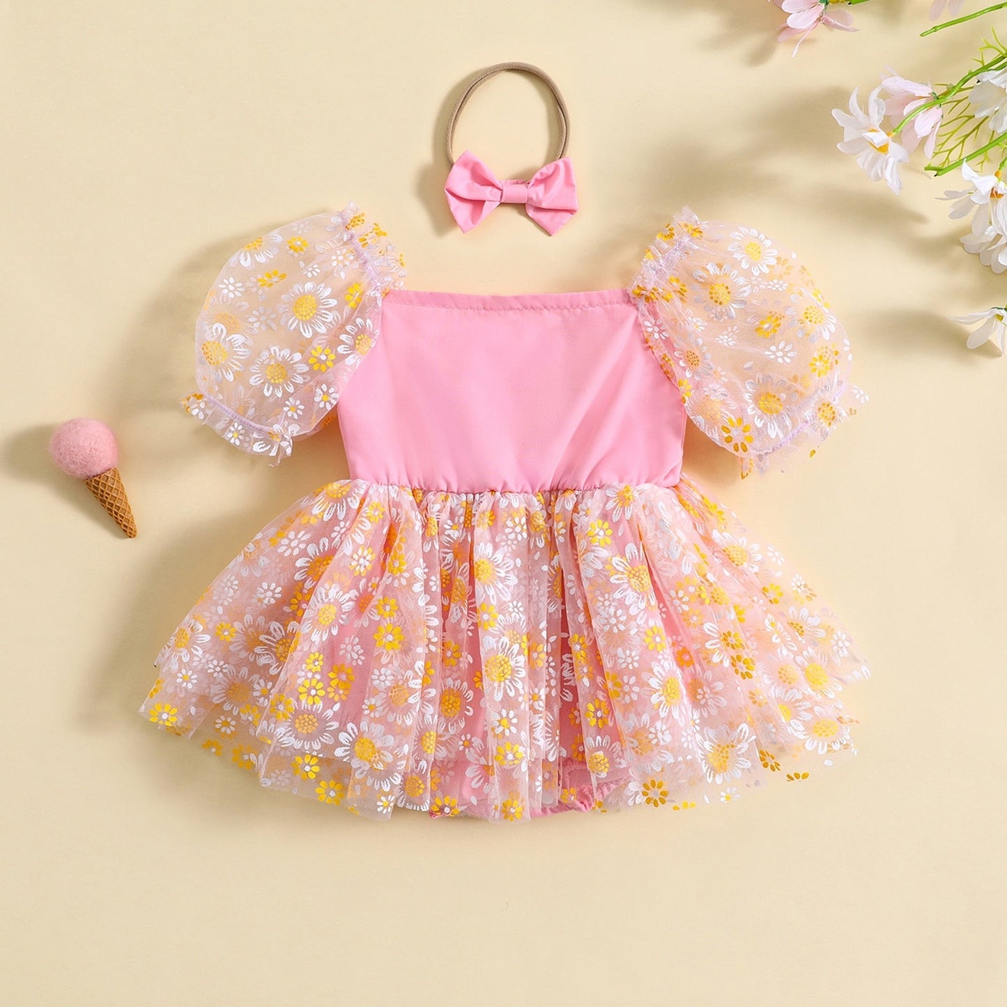 Vestido mameluco con estampado de margaritas y manga corta abullonada
