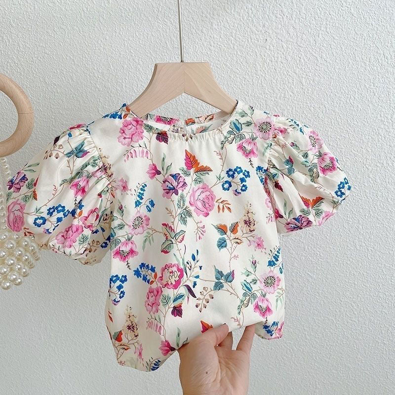 Conjunto infantil hinchado de verano.