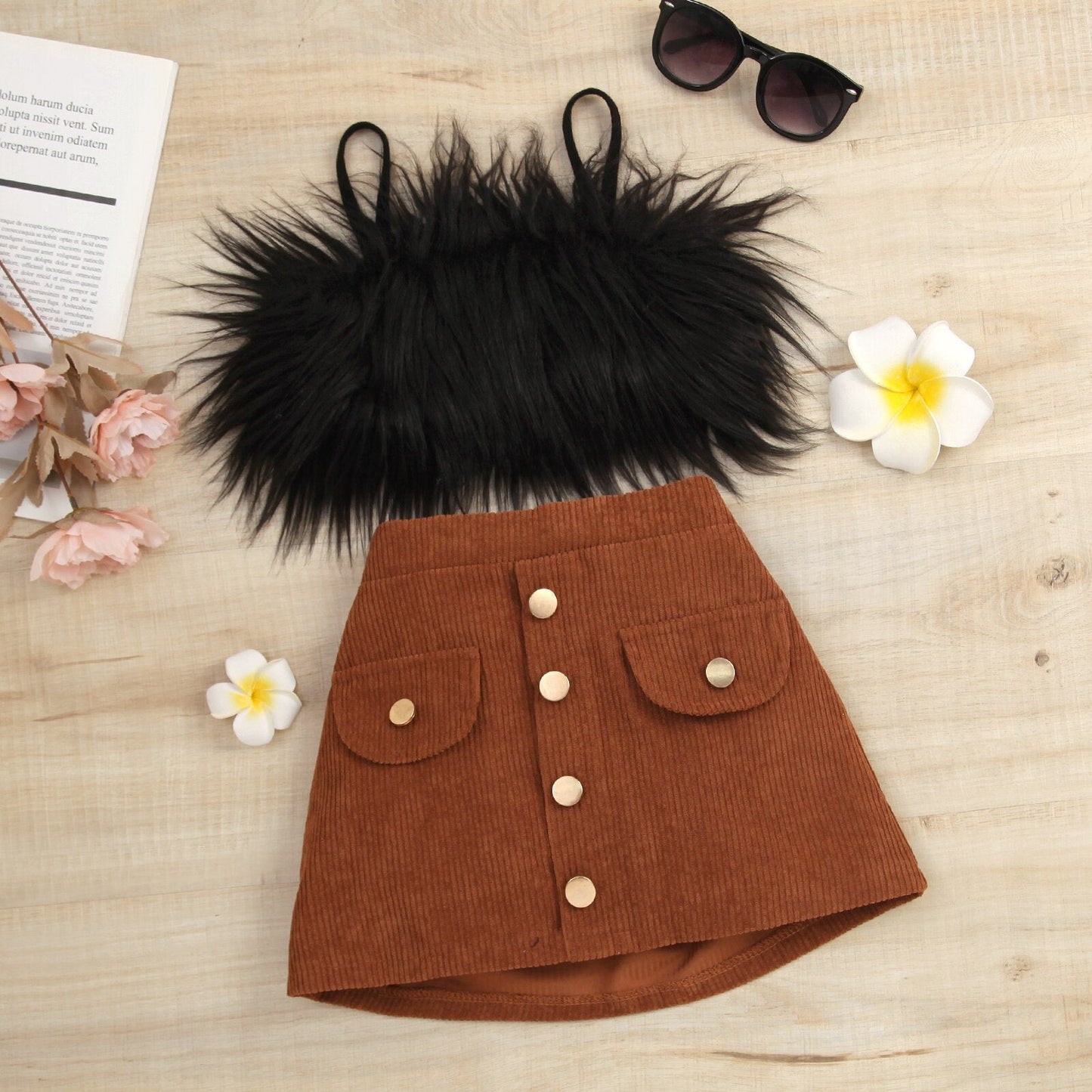 Conjunto camisola sin mangas de plumas + falda de pana acampanada con botones de cintura alta