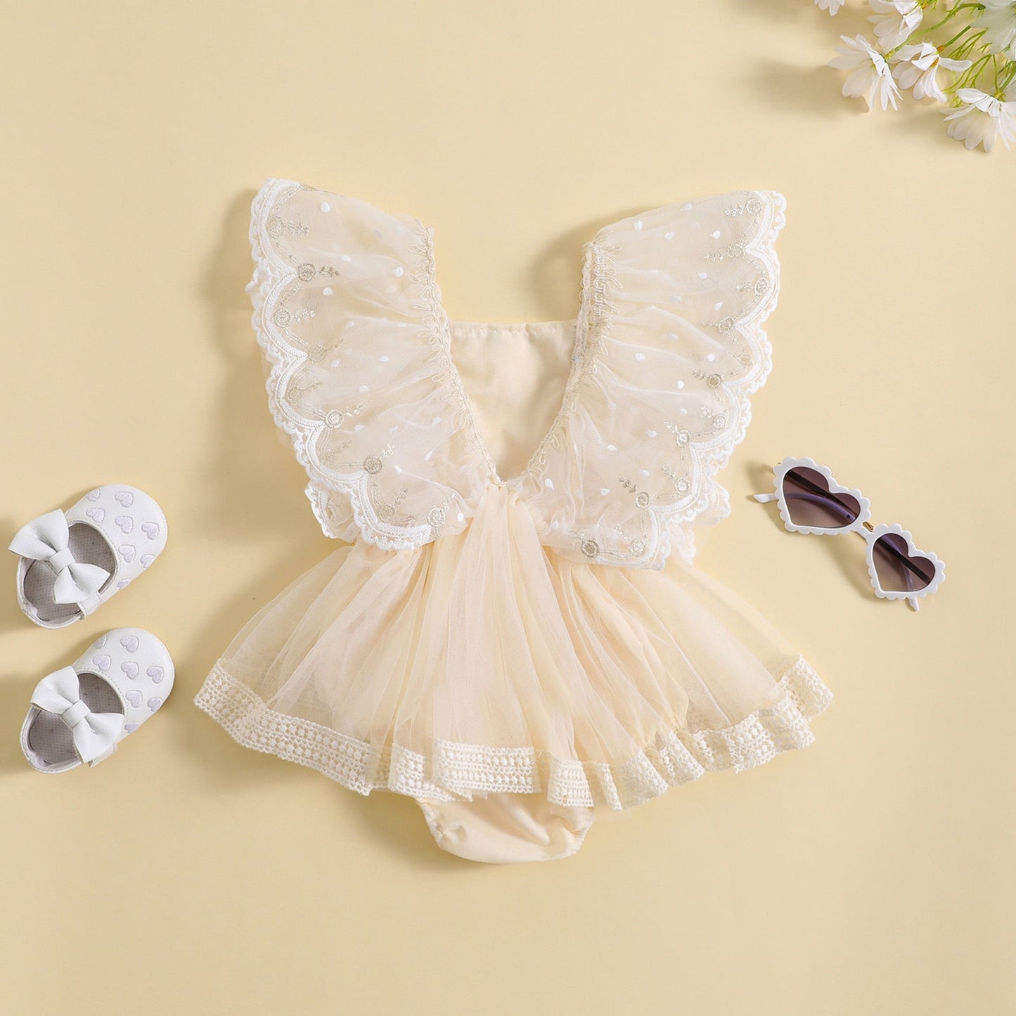 Vestido mameluco, tul con flores bordadas y mangas volantes