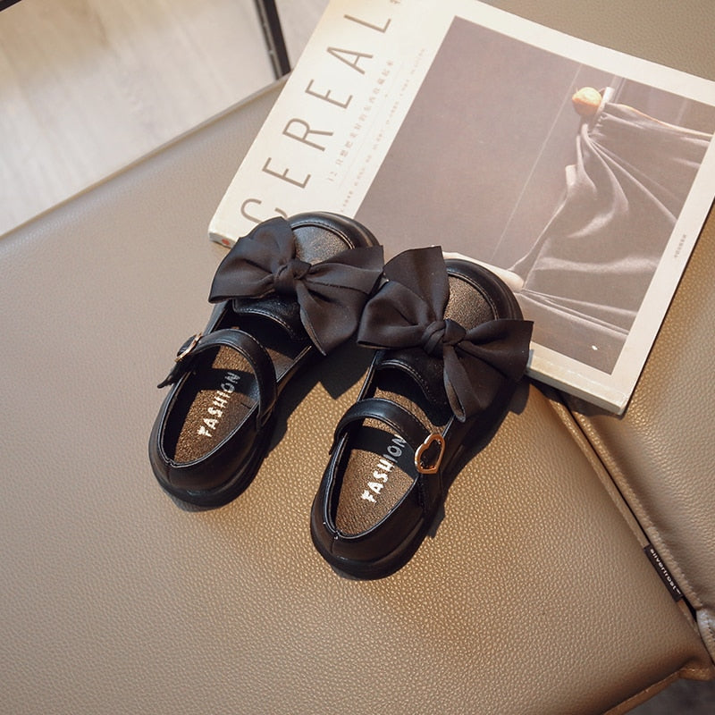 Zapatos con pajarita y cierre de corazón