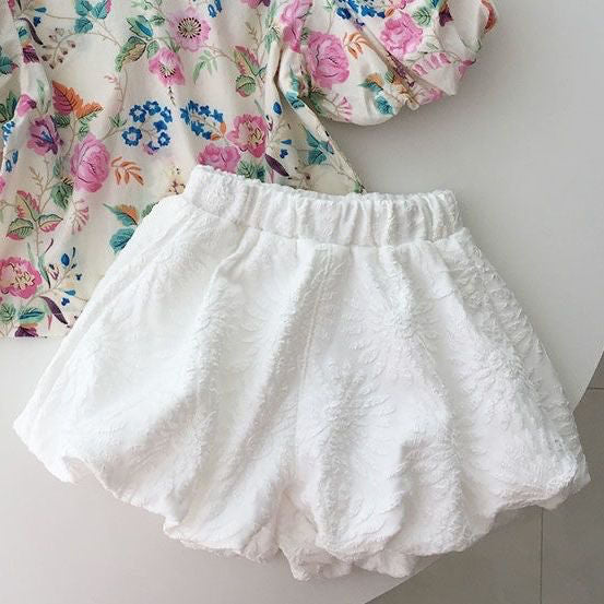 Conjunto infantil hinchado de verano.