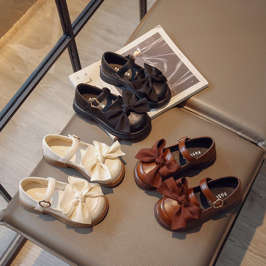 Zapatos con pajarita y cierre de corazón