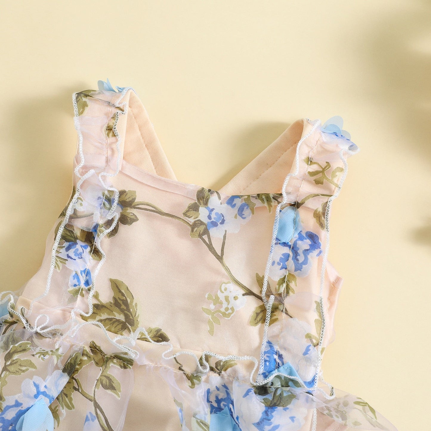 Mameluco de vestido de una línea de verano con retazos de tul y flores