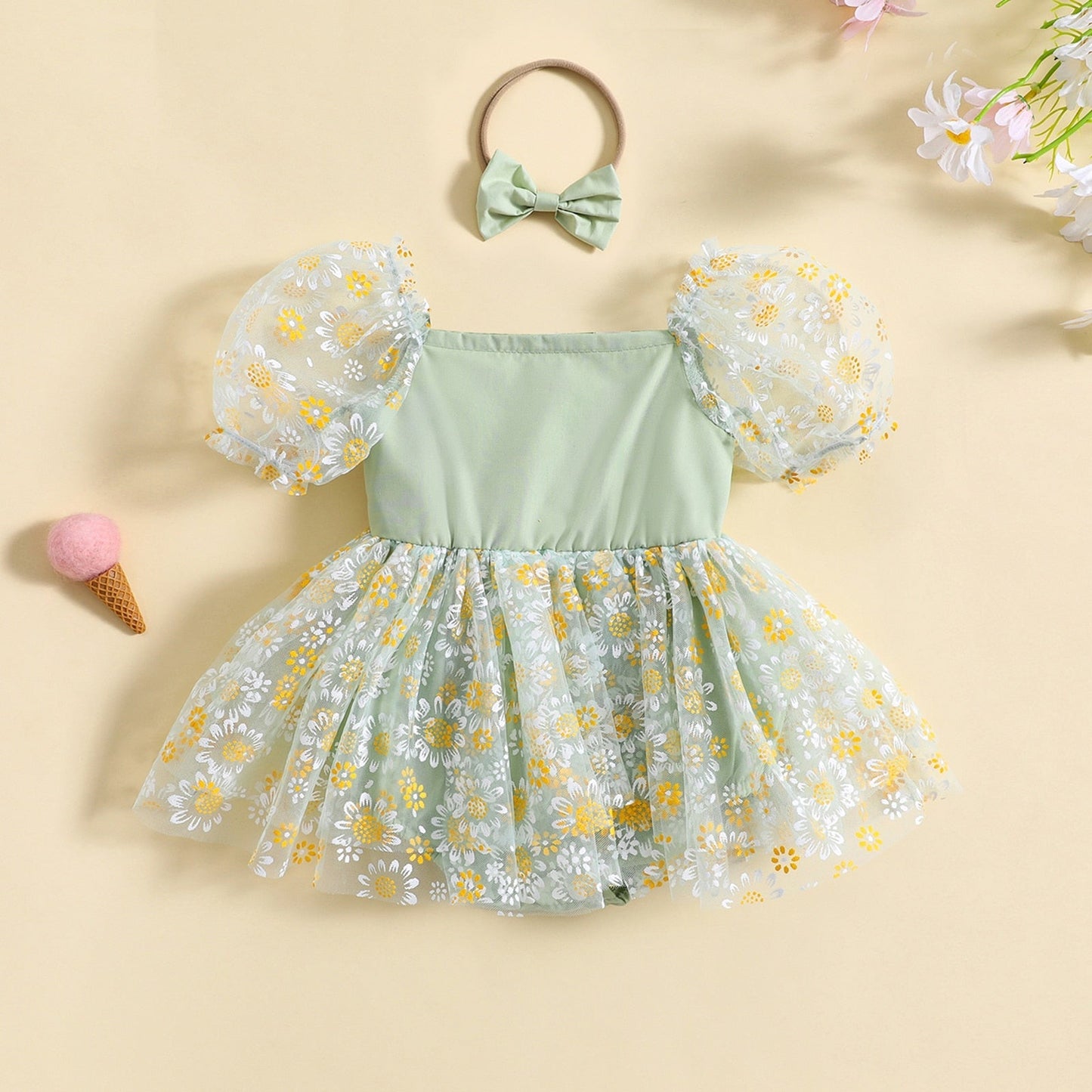 Vestido mameluco con estampado de margaritas y manga corta abullonada