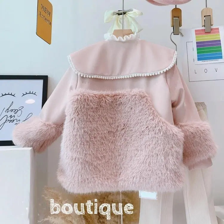 Abrigo infantil con volantes.