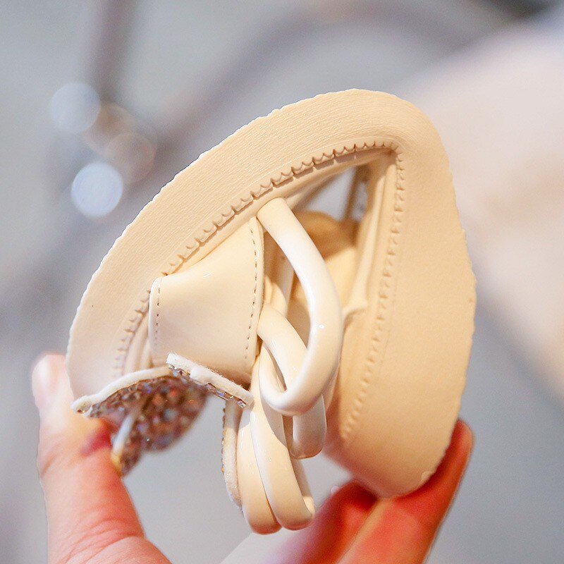 Sandalia Tiras Aplique Mariposa