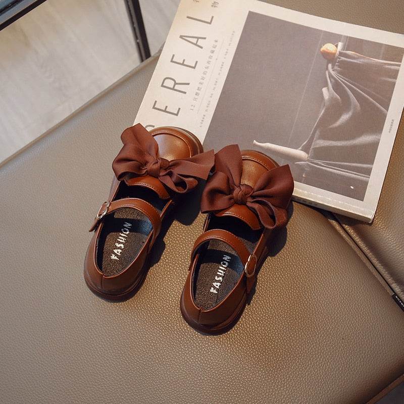 Zapatos con pajarita y cierre de corazón