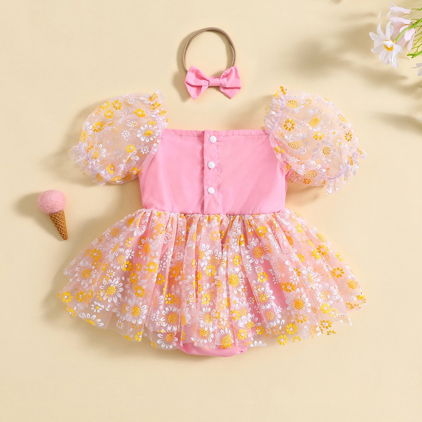Vestido mameluco con estampado de margaritas y manga corta abullonada