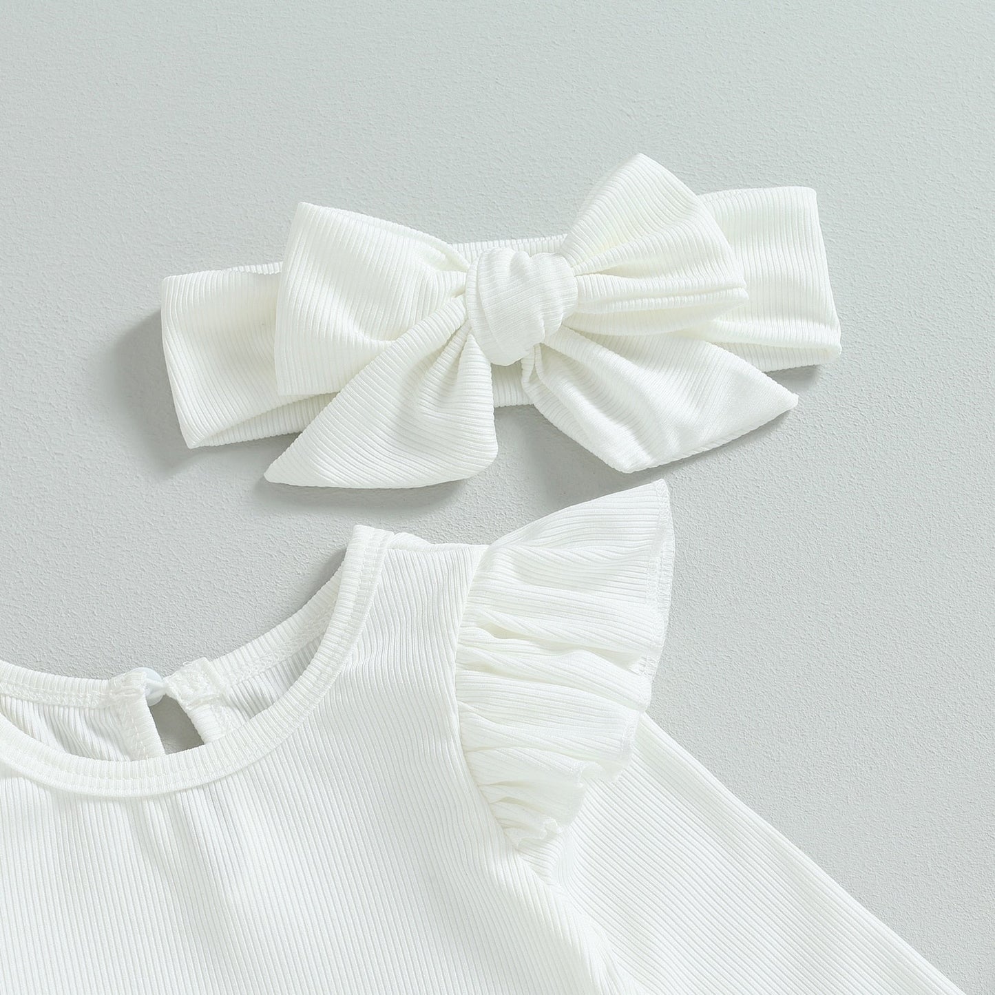 Vestido mameluco de manga larga con volante floral bordado