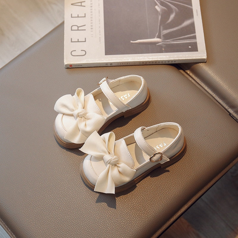 Zapatos con pajarita y cierre de corazón