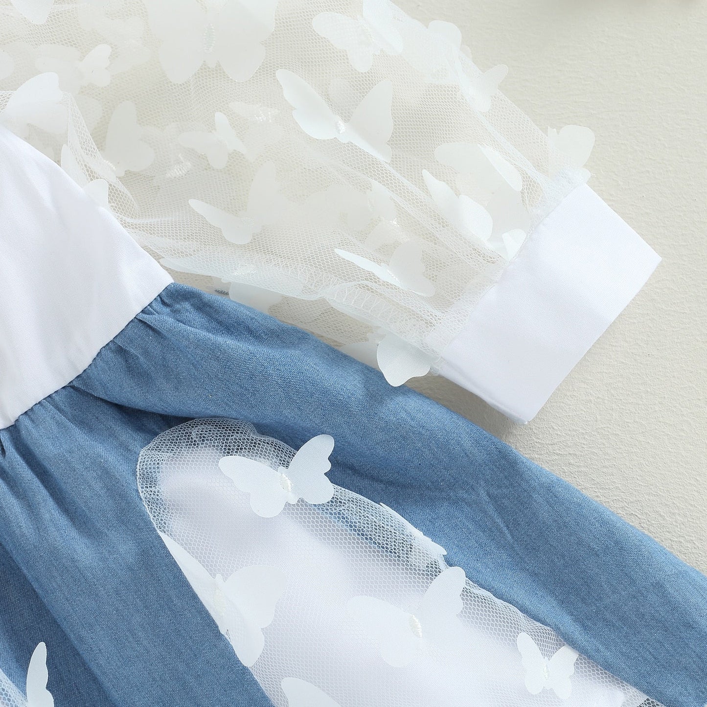 Vestido transparente con solapa y manga larga con estampado de mariposas