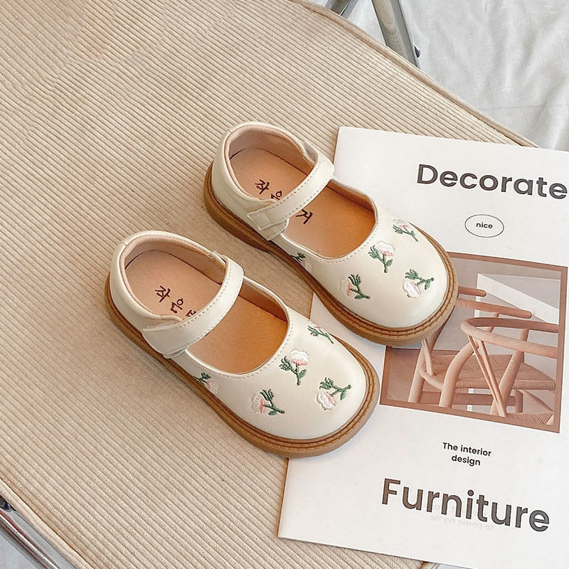 Zapatos de cuero bordados de princesa