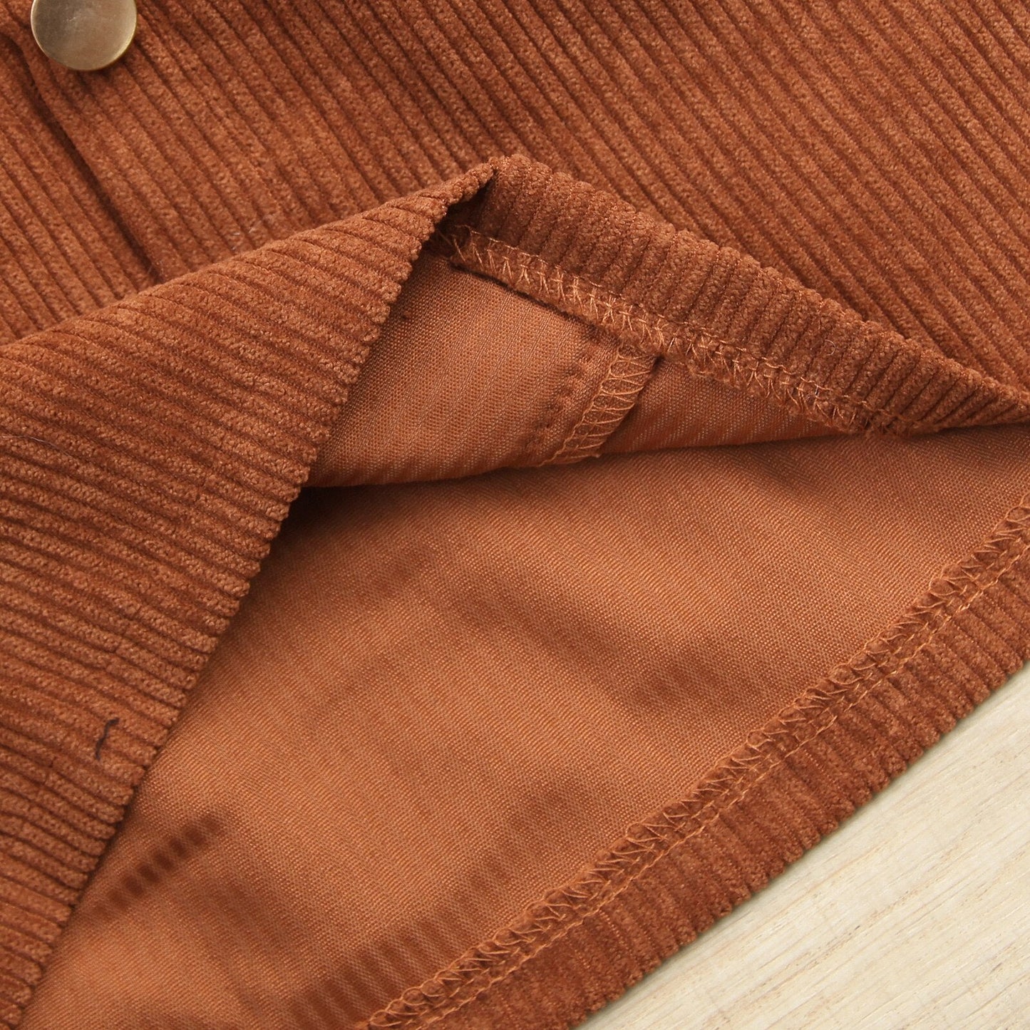 Conjunto camisola sin mangas de plumas + falda de pana acampanada con botones de cintura alta