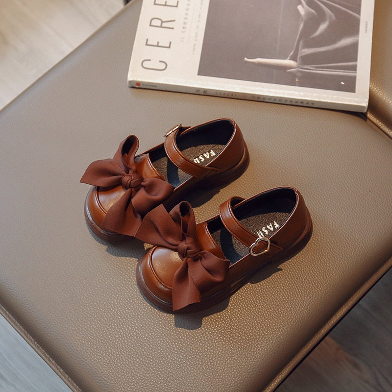 Zapatos con pajarita y cierre de corazón