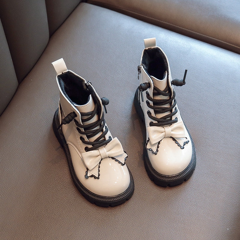 Botas Barnizadas Con Lazo