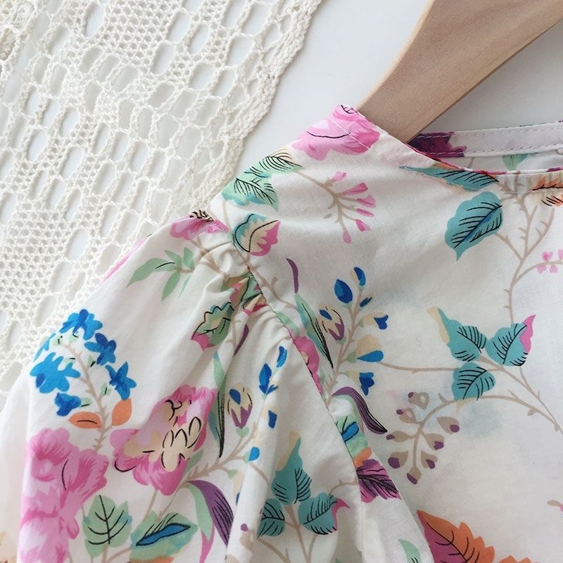 Conjunto infantil hinchado de verano.