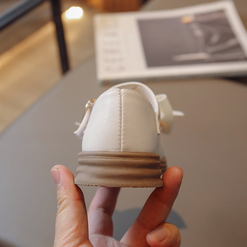 Zapatos con pajarita y cierre de corazón