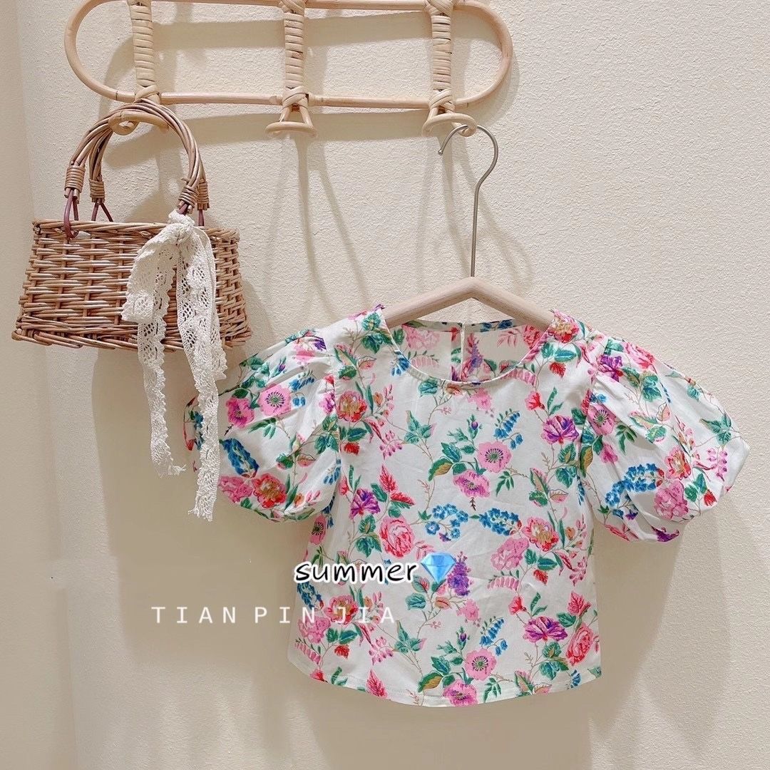 Conjunto infantil hinchado de verano.