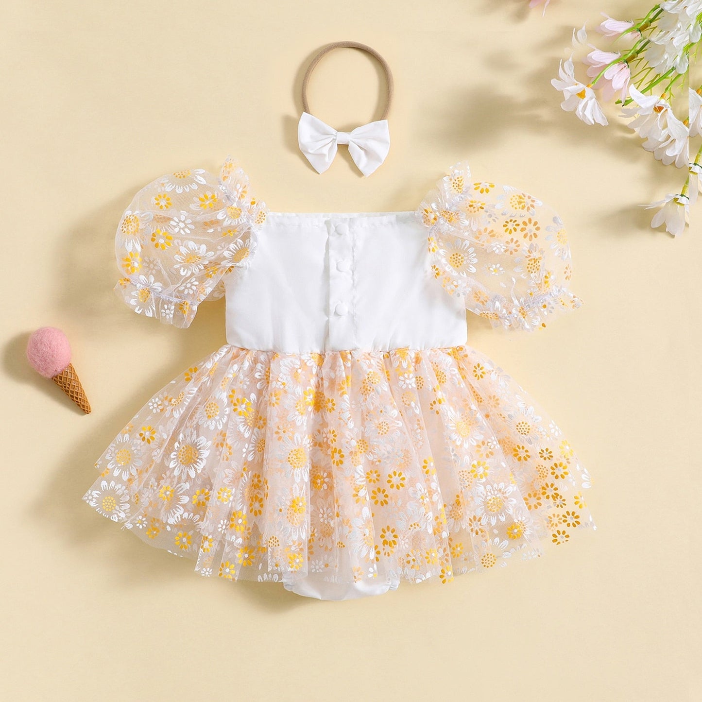 Vestido mameluco con estampado de margaritas y manga corta abullonada