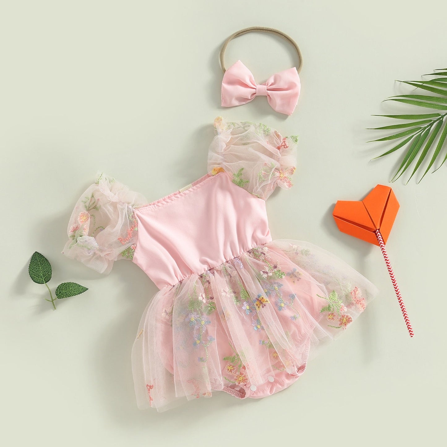 Vestido mameluco floral de tul con manga corta abullonada y diadema