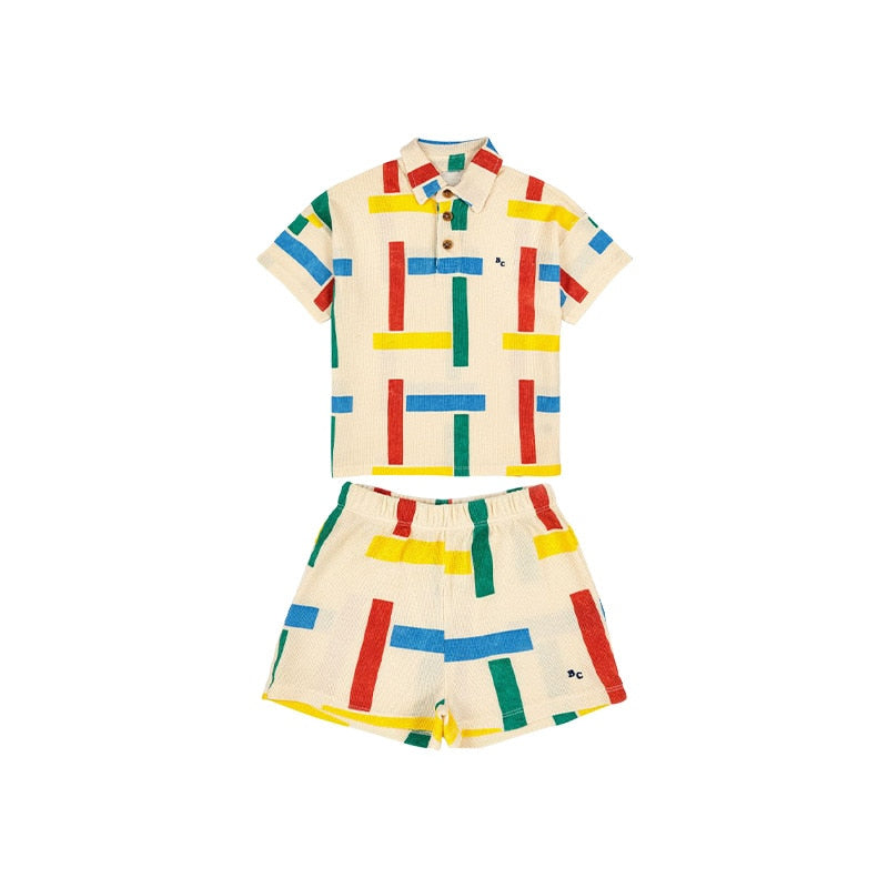 Conjunto infantil colorido de verano.