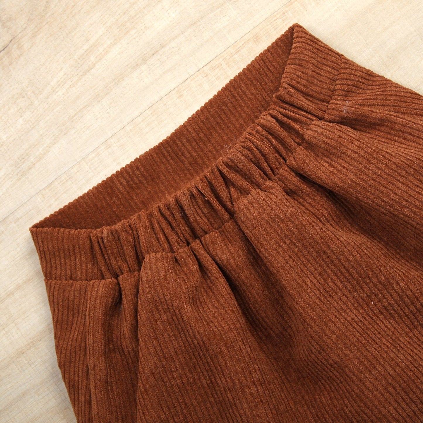 Conjunto camisola sin mangas de plumas + falda de pana acampanada con botones de cintura alta