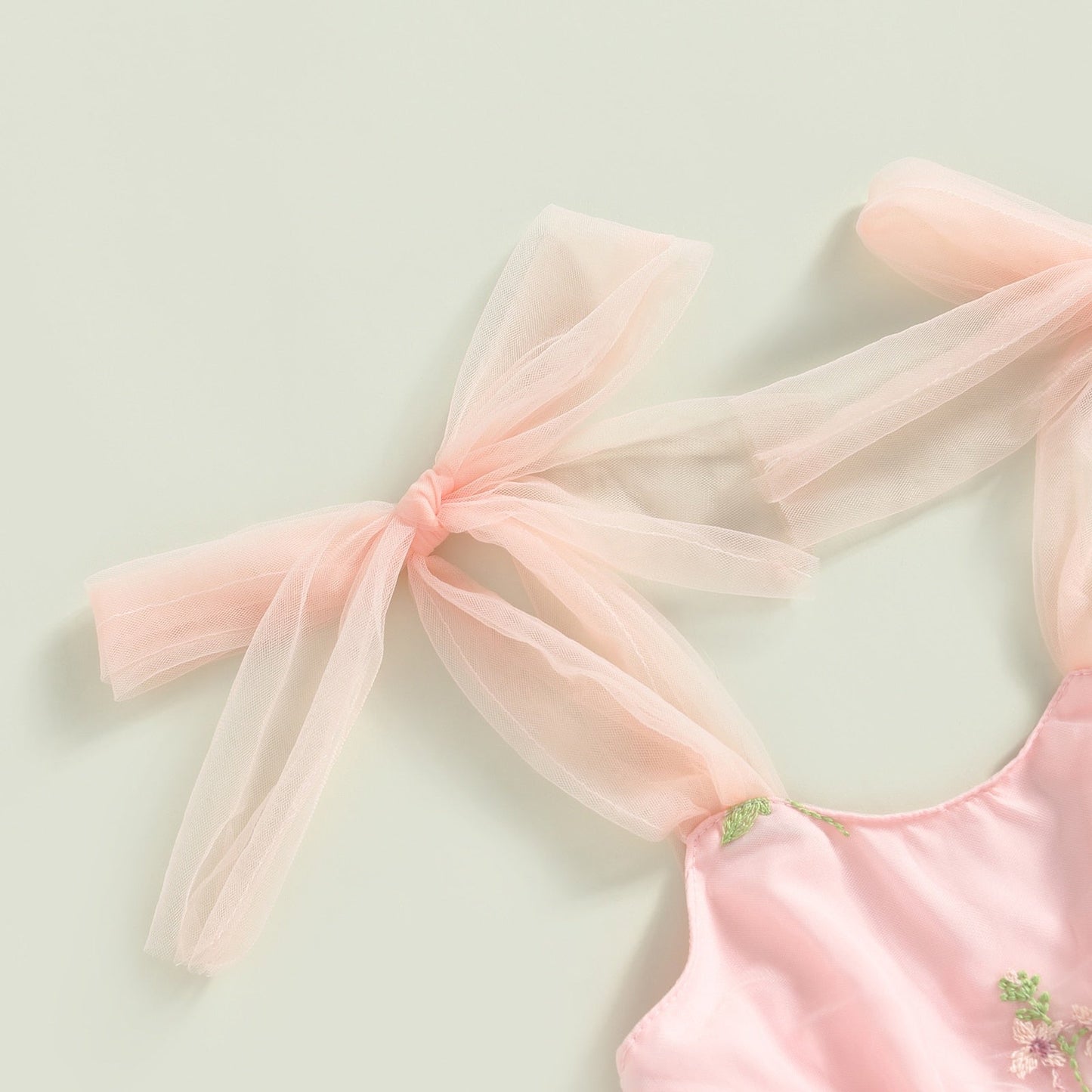 Vestido de tul bordado de flores