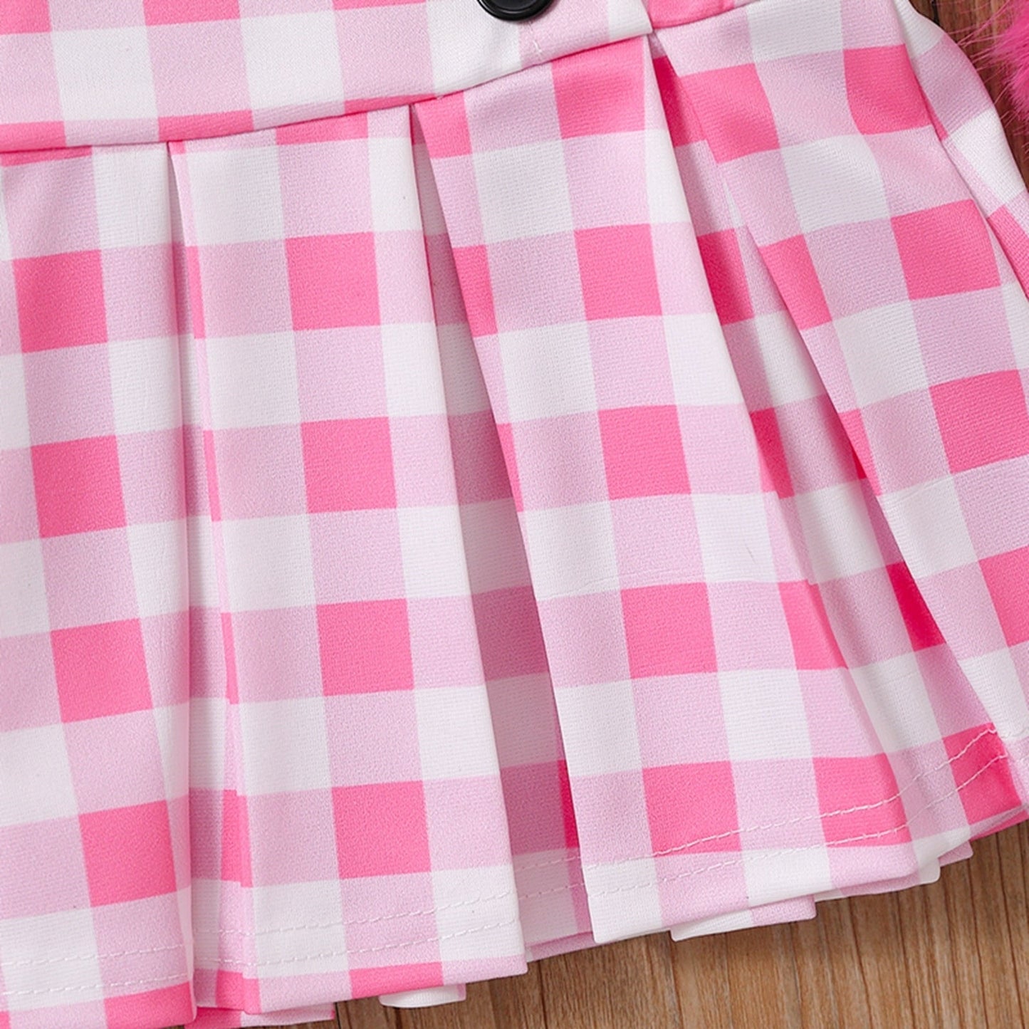 Conjunto infantil femenino de felpa y falda de ajedrez.