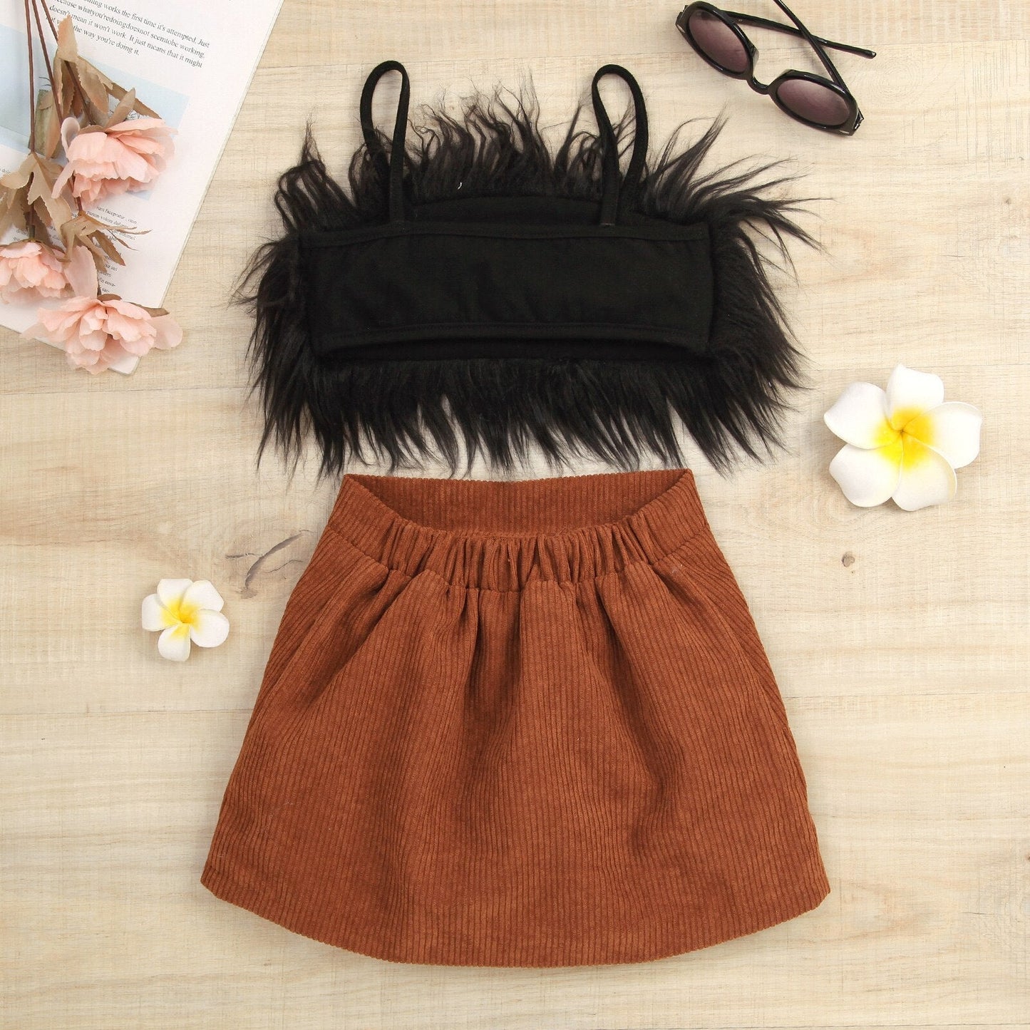 Conjunto camisola sin mangas de plumas + falda de pana acampanada con botones de cintura alta