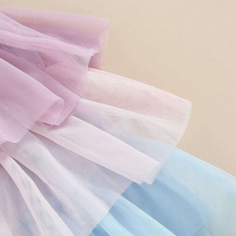 Vestido de tul colorido con volantes