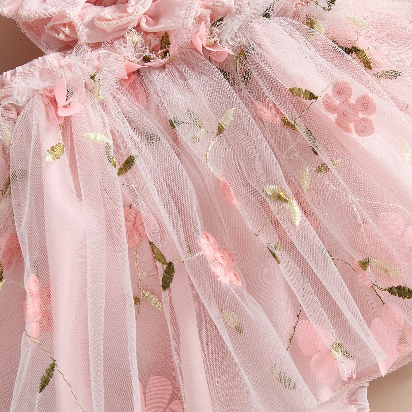 Pelele corazón drapeado con falda de flores de tul