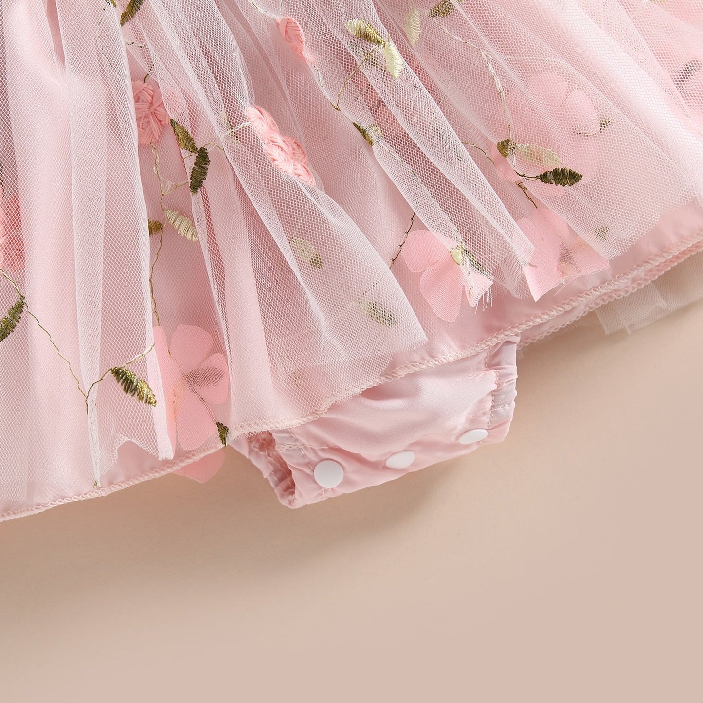 Pelele corazón drapeado con falda de flores de tul